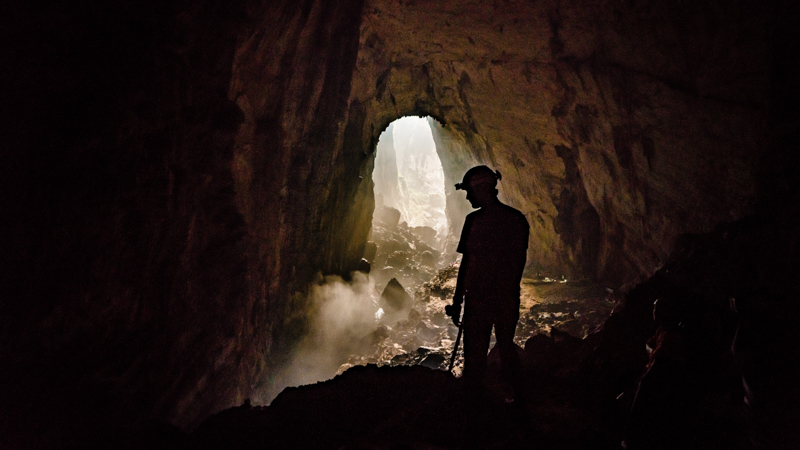 Силует спелеолога в пещере Hang Son Doong
