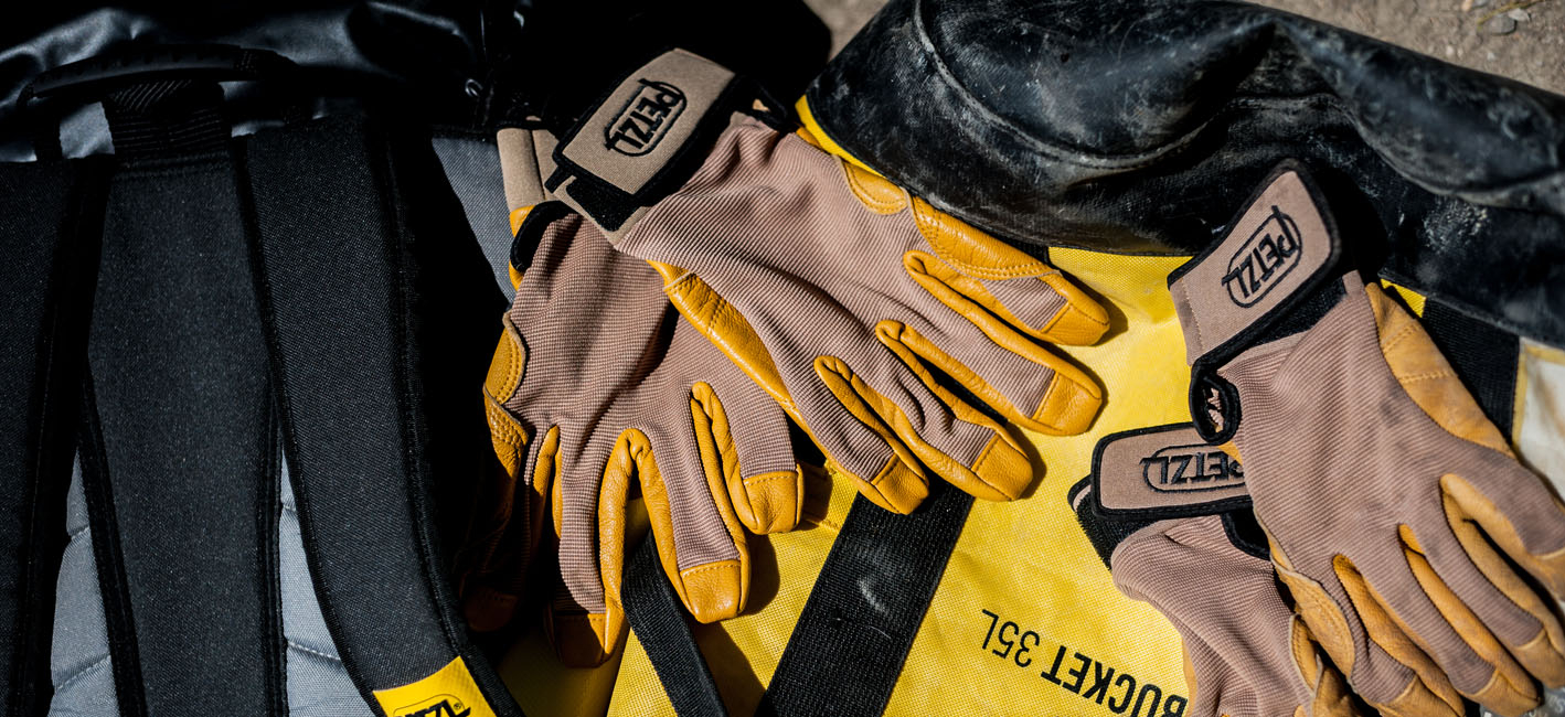 При работе на высоте всегда используйте защитные перчатки, например легкие и удобные Petzl CORDEX